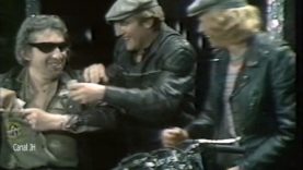 801-johnny-hallyday-serge-gainsbourg-et-gerard-depardieu-harley-davidson-1980-mp4 vignette