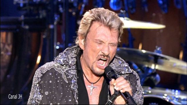 1078-johnny-hallyday-seul-au-milieu-dun-lac-palais-des-sports-2006-mp4 vignette