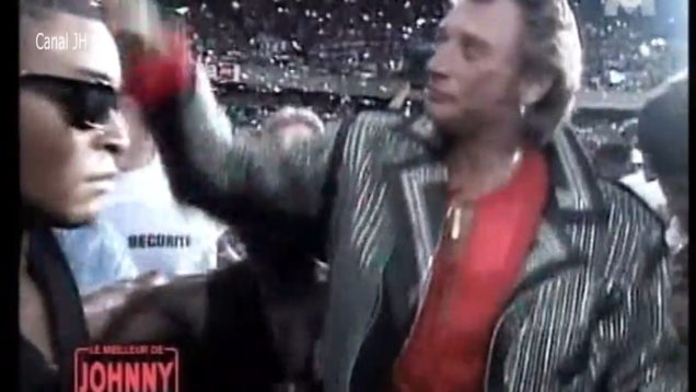 908-johnny-hallyday-commente-son-entree-au-parc-des-princes-1993-mp4 vignette