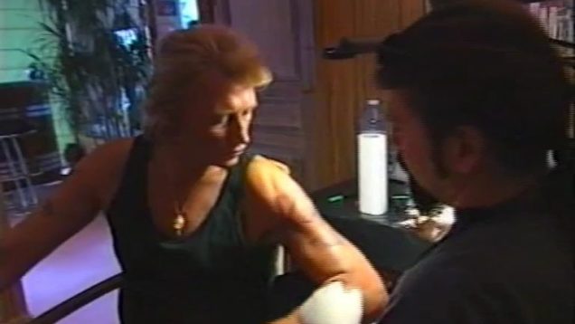 973-johnny-hallyday-tatouages-a-la-maison-1995-mp4 vignette