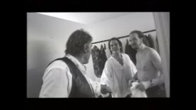 1028-johnny-hallyday-heureux-apres-son-concert-la-luna-1994-mp4 vignette